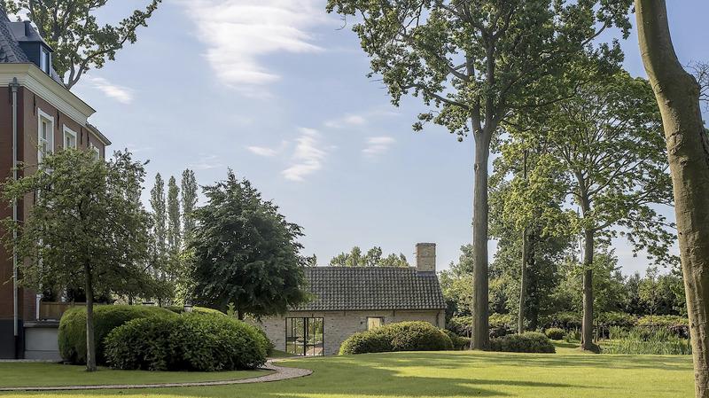 Green grounds and parking at the private villa between Knokke and Bruges